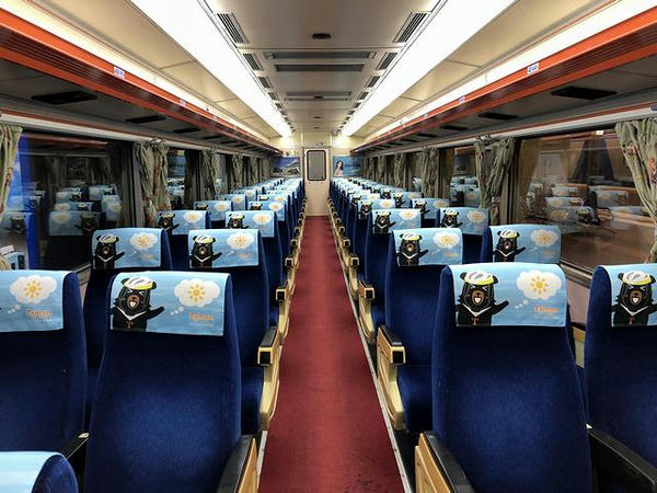 彰化行き109次自強号EMU300型電車の車内