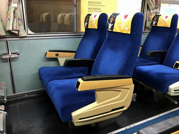 EMU300型電車のシート