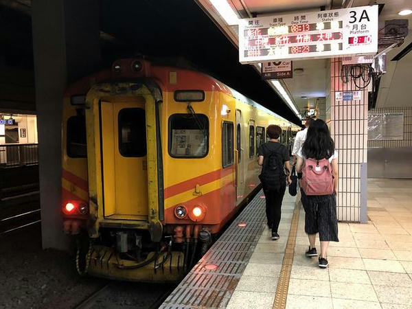 台北駅に到着した109次自強号
