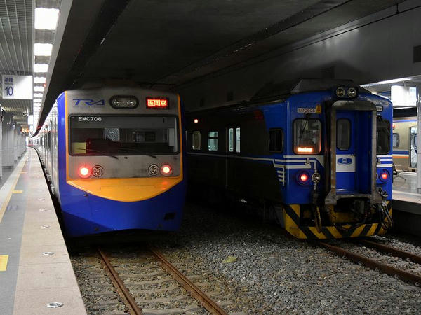 基隆駅に停車中の次区間車と次区間車
