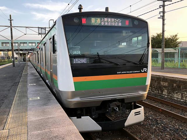 氏家駅に停車中の上野東京ライン熱海行き普通列車