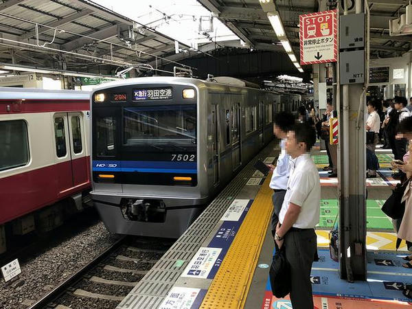 品川駅に進入する羽田空港国内線ターミナル行き空港快速