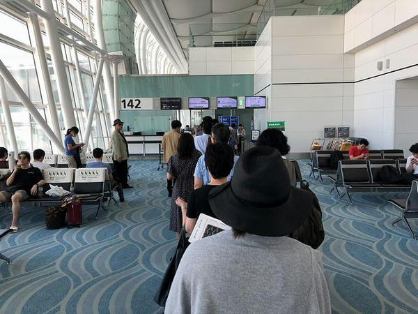 142番搭乗口から登場