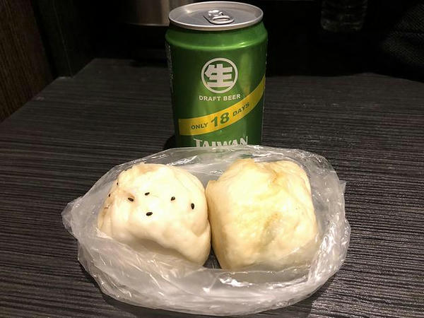 鮮肉包と韮菜包とビール