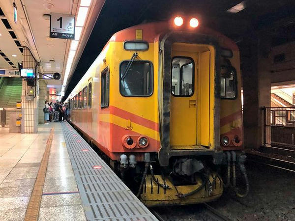 台北駅に停車中の109次自強号
