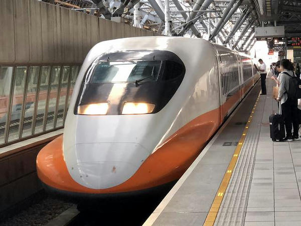 高鉄台中駅に進入する663次列車