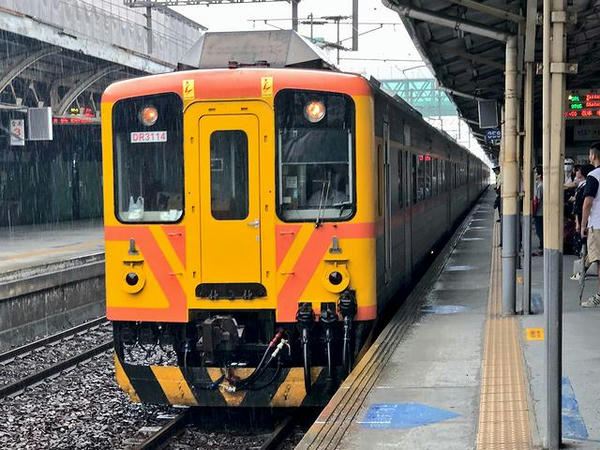 台南駅に進入する371次自強号
