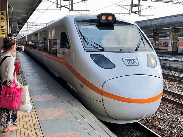 花蓮駅に進入する229次太魯閣号