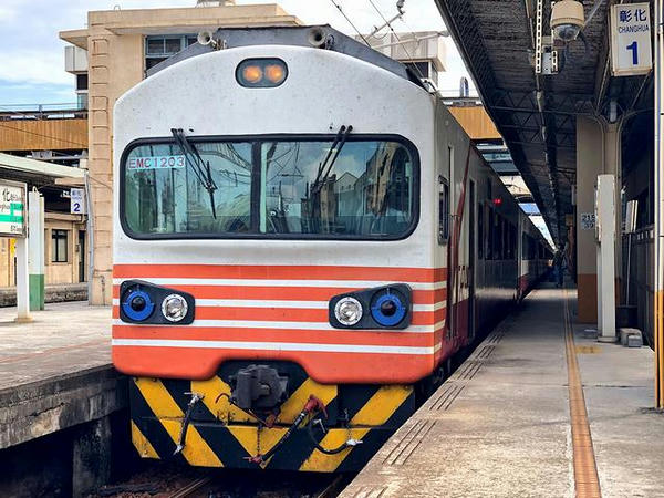 彰化駅に停車中の167次自強号
