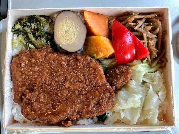 高鉄630次列車の車中で食べた高鉄弁当