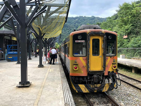 内湾駅にて