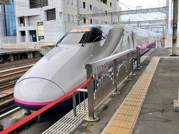 宇都宮駅に進入するやまびこ・つばさ140号