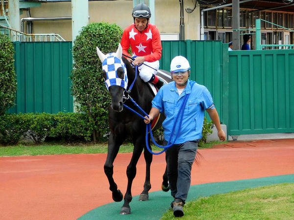的場文男騎手とニチドウリュンヌ号