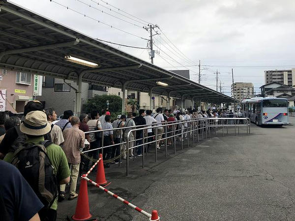 無料送迎バスを待つ長い列