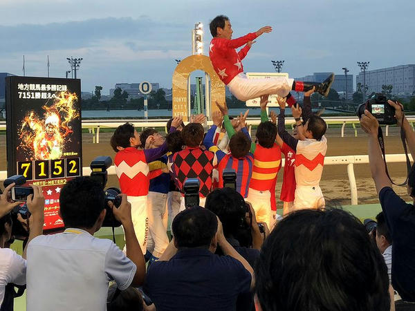 騎手達に胴上げされる的場騎手