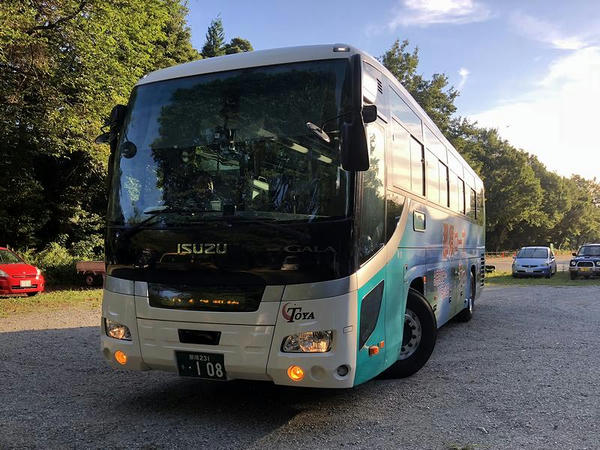 千本松駐車場バス停に入ってきた高速バス