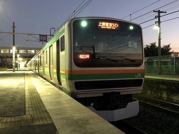 氏家駅で発車を待つ上野東京ライン普通列車