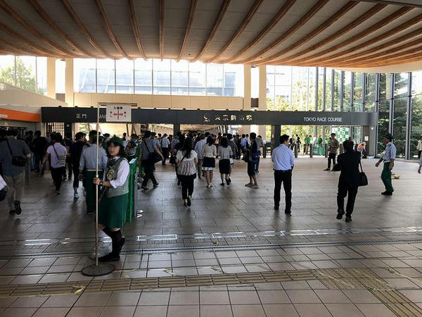 東京競馬場正門