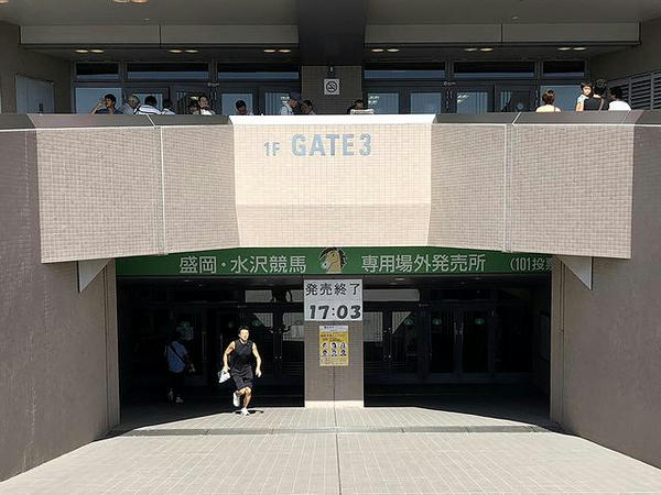 101投票所入り口