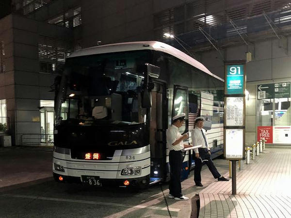渋谷マークシティで発車を待つドリーム盛岡（らくちん号）1号
