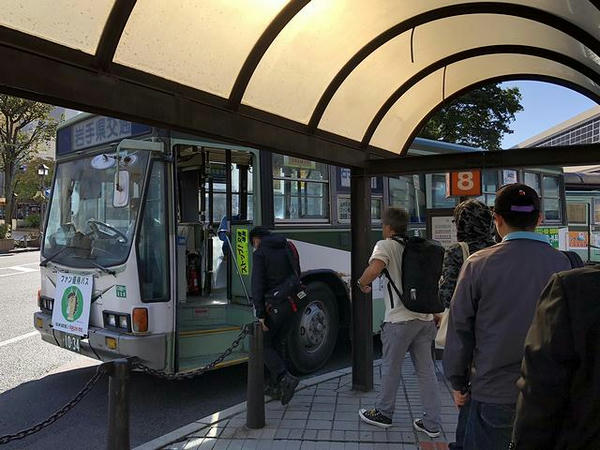 盛岡駅東口8番に停車中の無料優待バス
