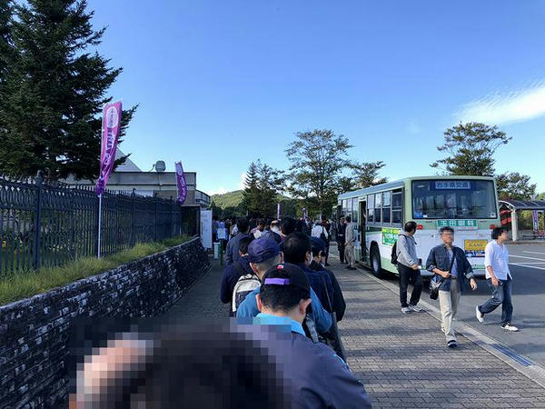 指定席売場からの行列