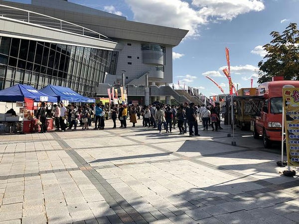 臨時の飲食売店の数々