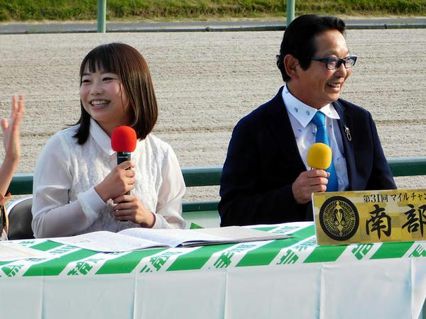 楽しげなまゆゆとアンカツさん