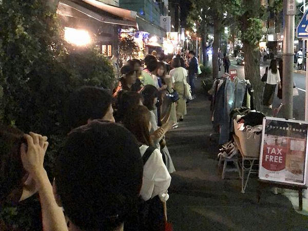 ライブハウス開場待ちの列