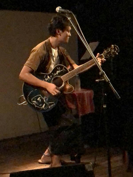 ライブ中の細身のシャイボーイ