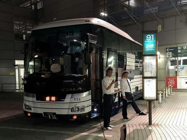 渋谷マークシティで発車を待つドリーム盛岡（らくちん）1号