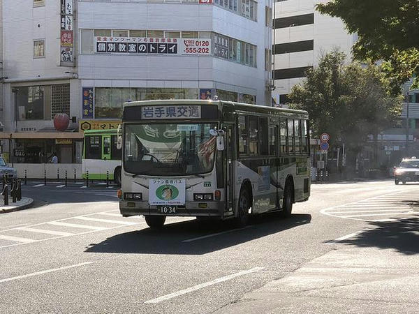 やって来た無料のファン優待バス