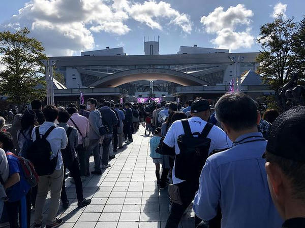 開門待ちする人達
