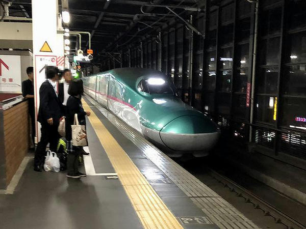 盛岡駅に入ってくる東北新幹線はやぶさ40号
