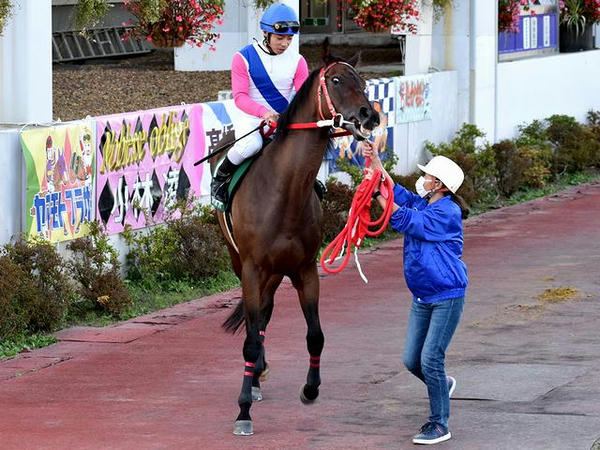 7番人気の(6)シャドウパーティー号と高橋悠里騎手