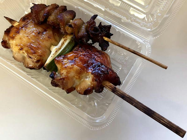 岩手産若鳥たれ 400円 と 鶏皮 100円