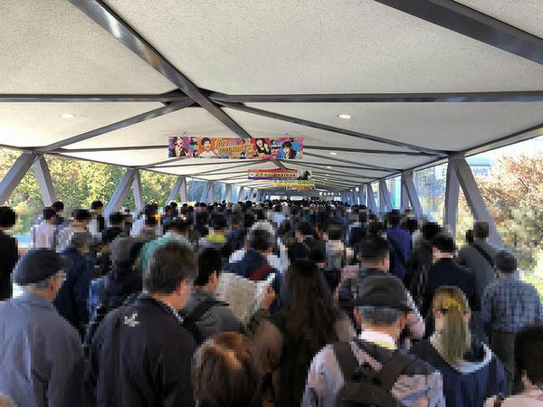 入場待ちする人達