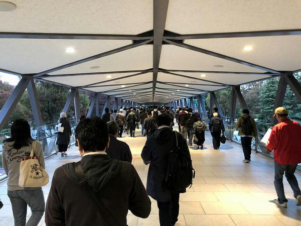 退場