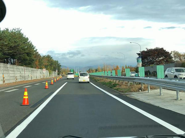 車線規制して工事中だった福島西IC付近