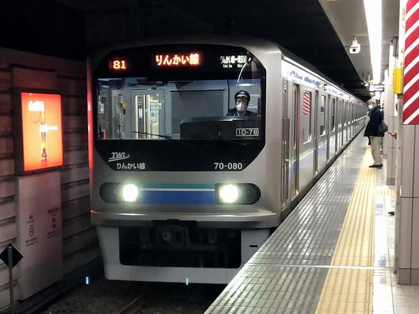 新木場駅に入線する大塚行き普通列車