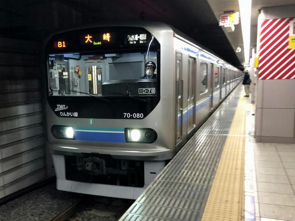 新木場駅に入線する大塚行き普通列車