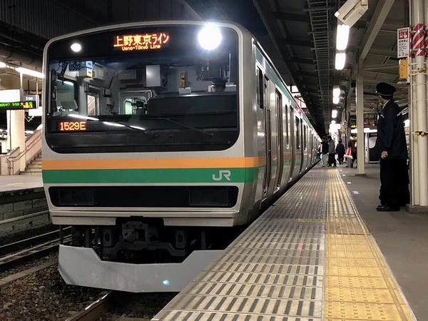  宇都宮駅に停車中の上野東京ライン熱海行き普通列車