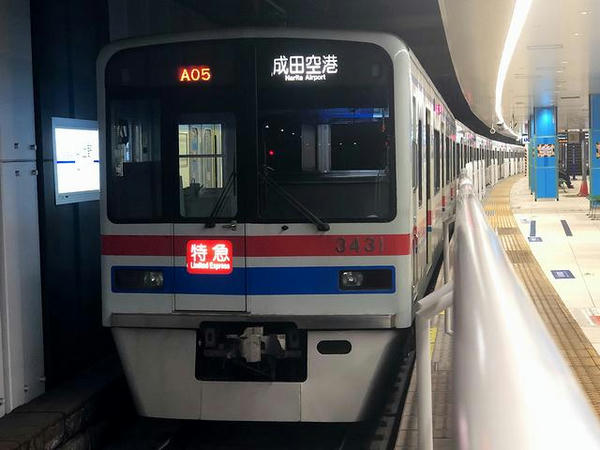 京成上野駅に停車中の成田空港行き特急列車