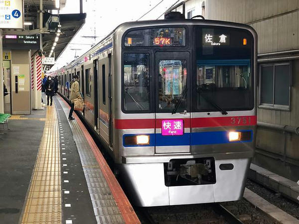 京成高砂駅に停車中の京成佐倉行き快速列車