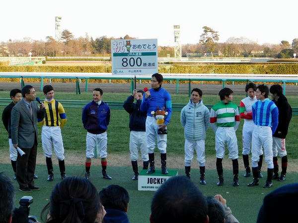 800勝記念セレモニーでインタビューを受ける田辺騎手