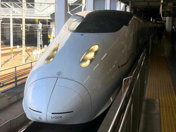 博多駅に停車中のつばめ321号