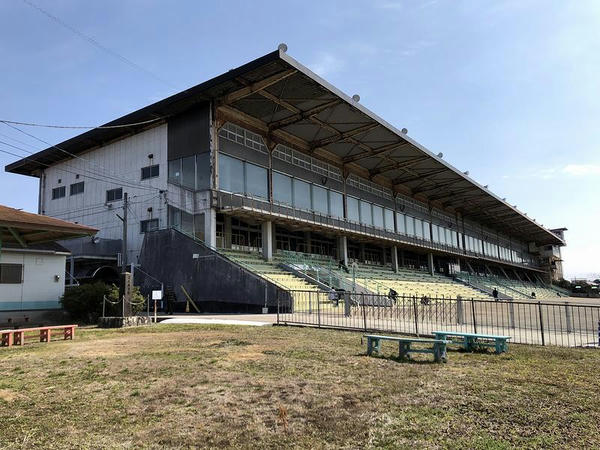 かつてのコース側から見たスタンド