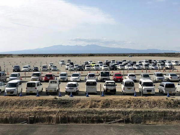 スタンドから見た駐車場と有明海