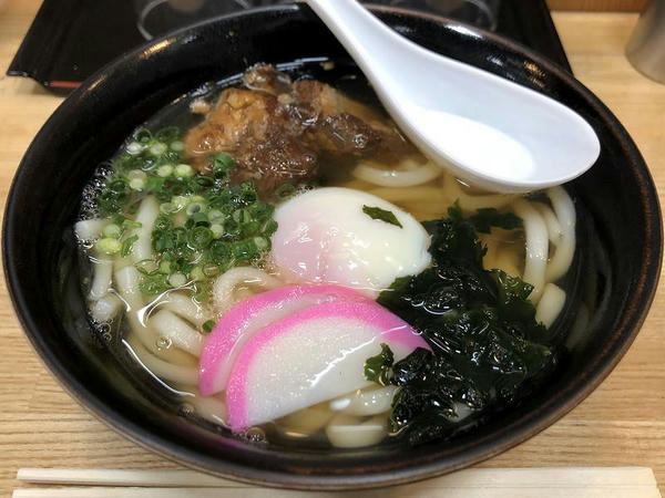 豚軟骨うどん 540円 ＋ 温泉玉子 100円