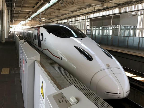 筑後船小屋駅を発車するつばめ321号
